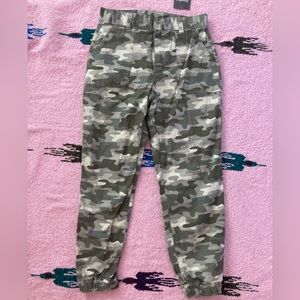 Eddie Bauer slightly curvy jogger style pants